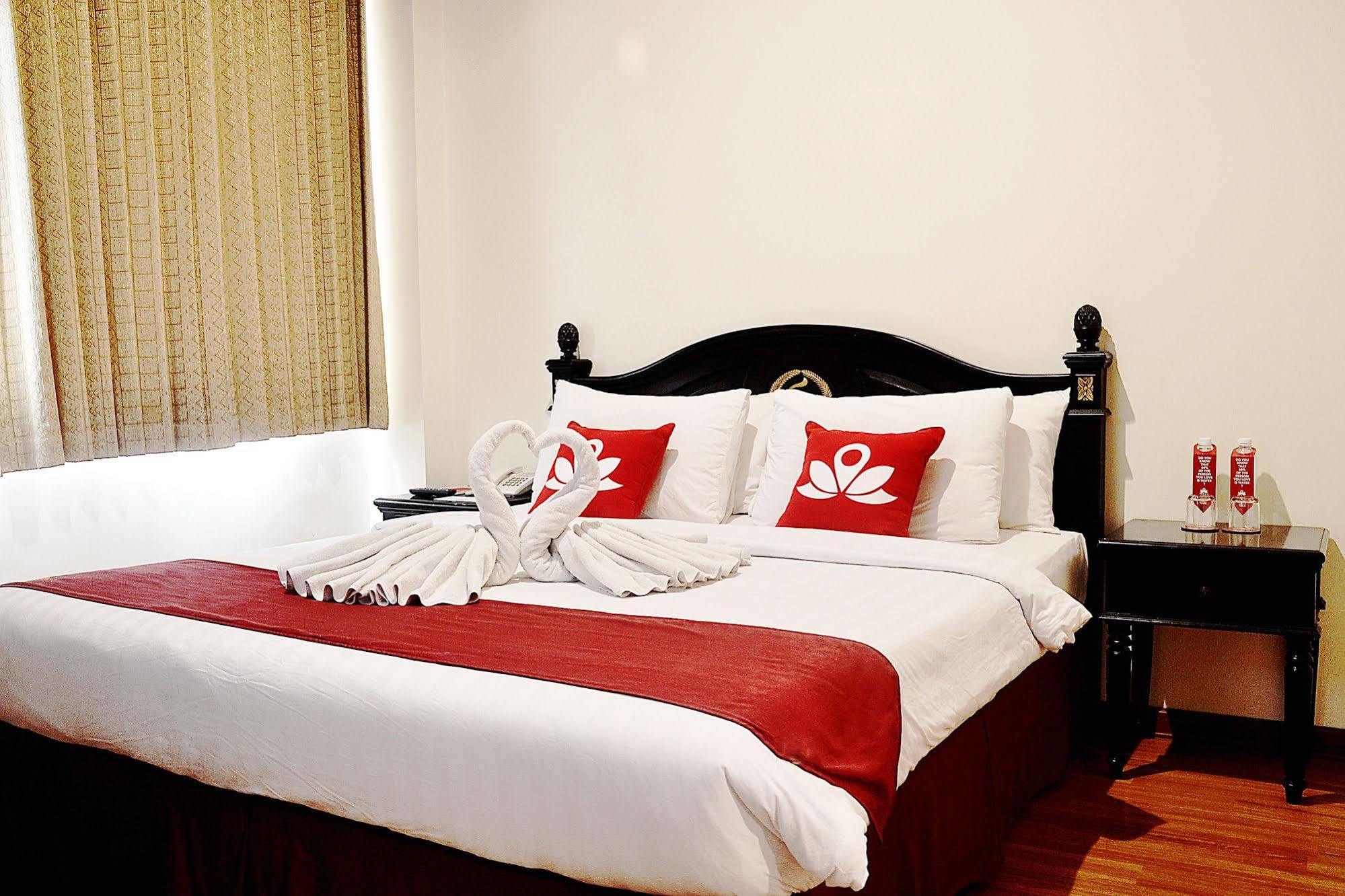 Zen Rooms Sultan Iskandar Muda Surabaya Esterno foto