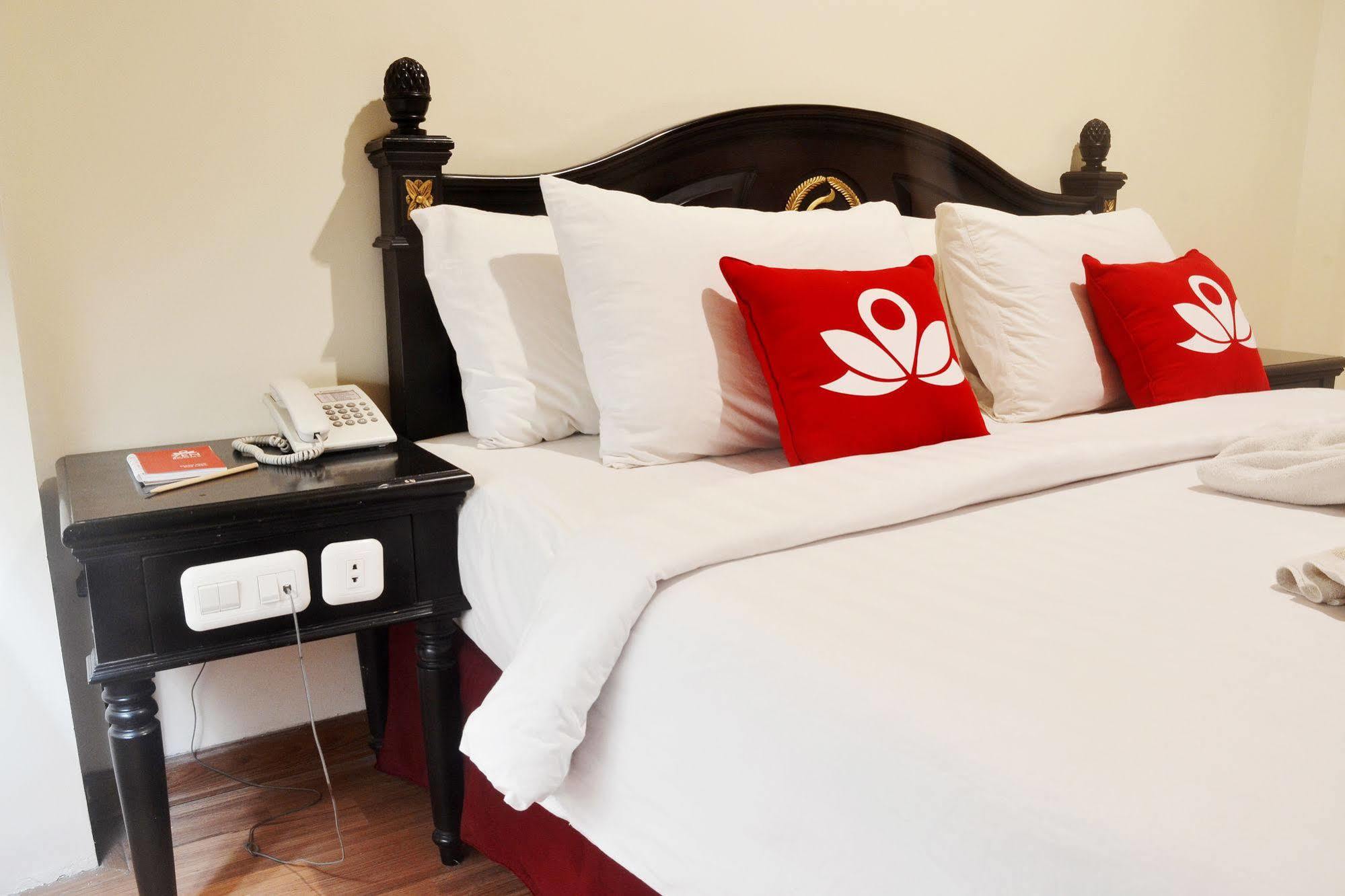 Zen Rooms Sultan Iskandar Muda Surabaya Esterno foto