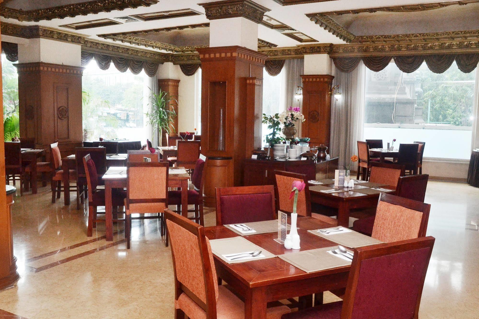 Zen Rooms Sultan Iskandar Muda Surabaya Esterno foto