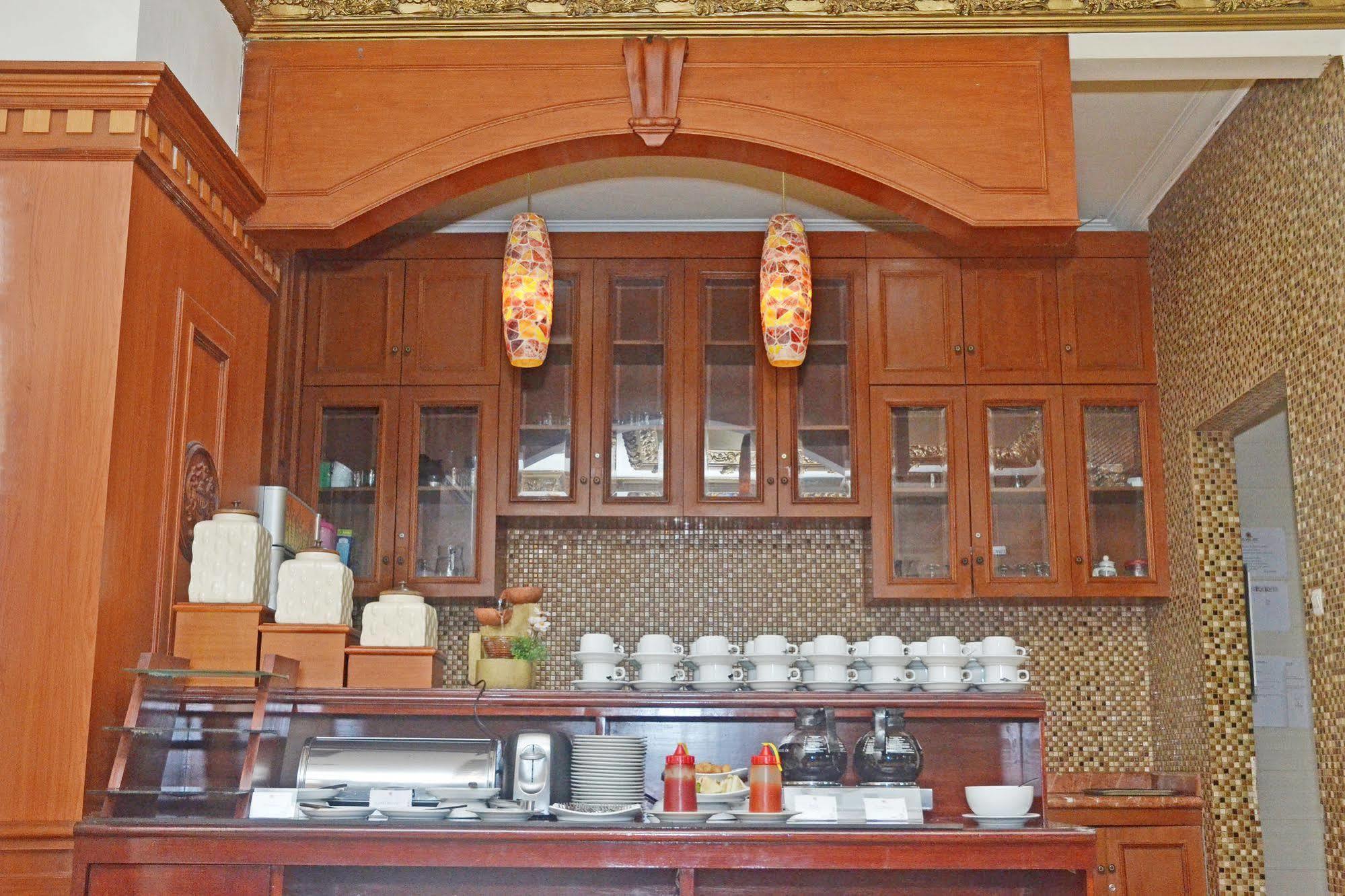 Zen Rooms Sultan Iskandar Muda Surabaya Esterno foto